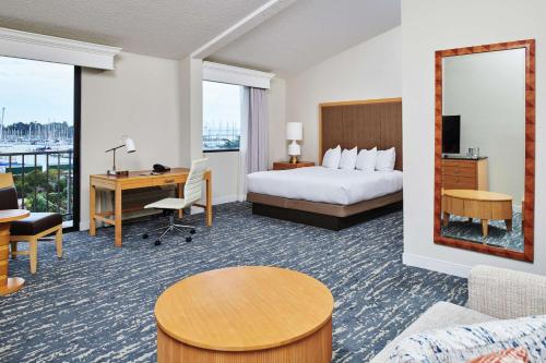 伯克利DoubleTree by Hilton Hotel Berkeley Marina的配有床和书桌的酒店房间