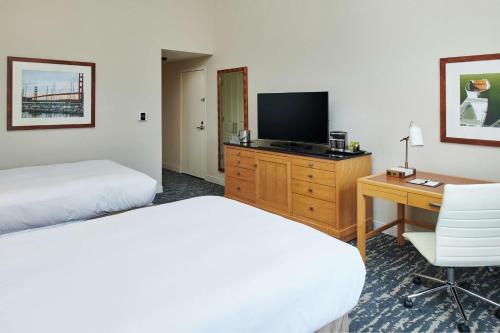 Μια τηλεόραση ή/και κέντρο ψυχαγωγίας στο DoubleTree by Hilton Hotel Berkeley Marina