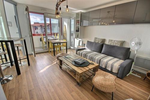 un salon avec un canapé et une table dans l'établissement Appartement rénové proche plage de la centrale, à Soorts-Hossegor