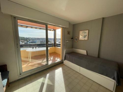 Giường trong phòng chung tại Appartement proche plage dans résidence avec piscine