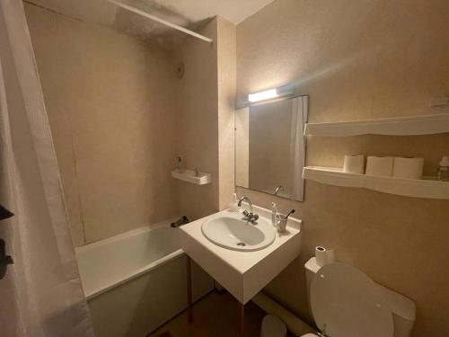 Phòng tắm tại Appartement proche plage dans résidence avec piscine