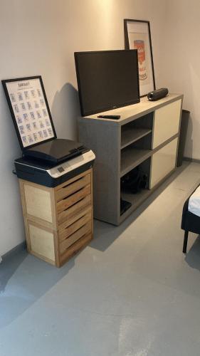 un bureau avec un bureau et un ordinateur portable sur le dessus dans l'établissement Pool studio, terrace, garden, à Cagnes-sur-Mer