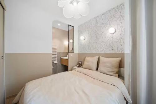 une chambre avec un grand lit blanc et un miroir dans l'établissement Mabulle Originality & Comfort in the Dijon's Heart, à Dijon