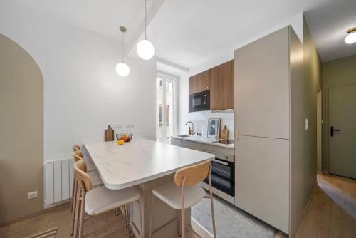 Il comprend une cuisine équipée d'un comptoir blanc et d'un réfrigérateur blanc. dans l'établissement Mabulle Originality & Comfort in the Dijon's Heart, à Dijon