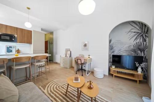 un salon avec une cuisine et un salon avec dans l'établissement Mabulle Originality & Comfort in the Dijon's Heart, à Dijon