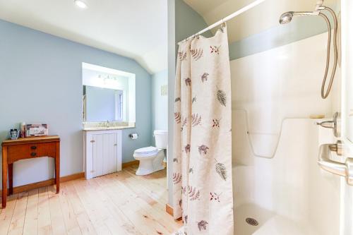 un bagno con doccia e WC di 1 Mi to Foxwoods Casino Couples Retreat with Patio a Pequot Indian Reservation