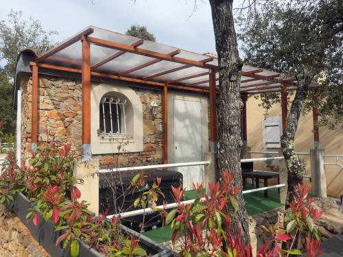 Photo de la galerie de l'établissement votre Cocon en pierre et son spa en option gîte le repos des chênes, à Régusse