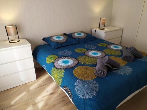 - une chambre avec un lit bleu et une couverture bleue dans l'établissement Appartement WILTON, à Dinan