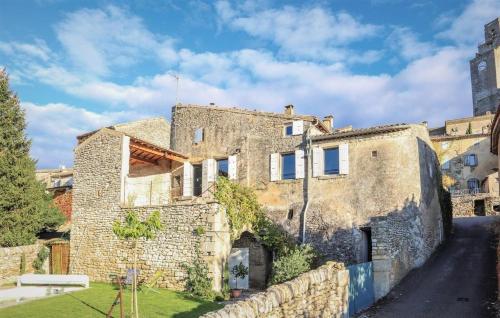 - un vieux bâtiment en pierre dans une rue dans l'établissement Charmante maison avec piscine en Drôme Provençale, à Chamaret