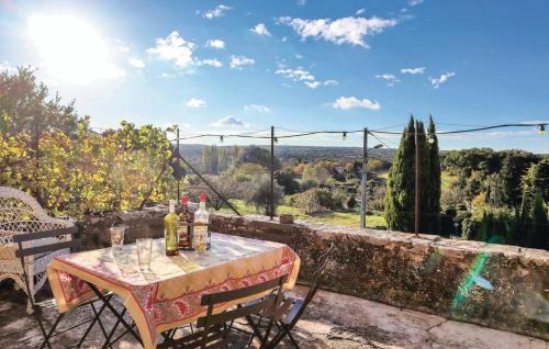 - une table avec des bouteilles de vin au-dessus d'un mur dans l'établissement Charmante maison avec piscine en Drôme Provençale, à Chamaret