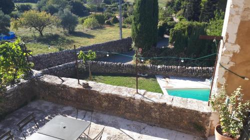 Elle offre une vue sur le jardin et la piscine. dans l'établissement Charmante maison avec piscine en Drôme Provençale, à Chamaret