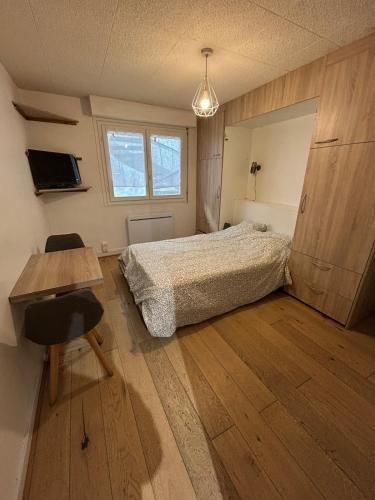 une chambre avec un lit, un bureau et une fenêtre dans l'établissement Studio hyper centre de DAX, à Dax