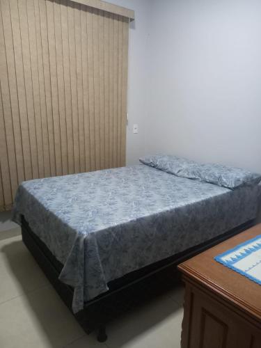 - une chambre avec un lit doté d'une couverture bleue dans l'établissement Casa para Temporada da Tecnoshow, à Rio Verde
