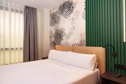 A bed or beds in a room at Sercotel Princesa De Eboli