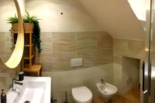 une salle de bain avec des toilettes blanches et un lavabo dans l'établissement Riomaggiore-lovely and modern apartment, free WIFI, à Riomaggiore