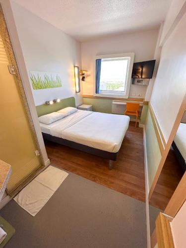 a small bedroom with a bed and a window at Celi Connect Hotel Orla Aracaju in Aracaju