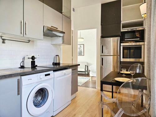 Il comprend une cuisine équipée d'un lave-linge et d'un sèche-linge. dans l'établissement Ardoines Suite - Duke Housing, à Vitry-sur-Seine