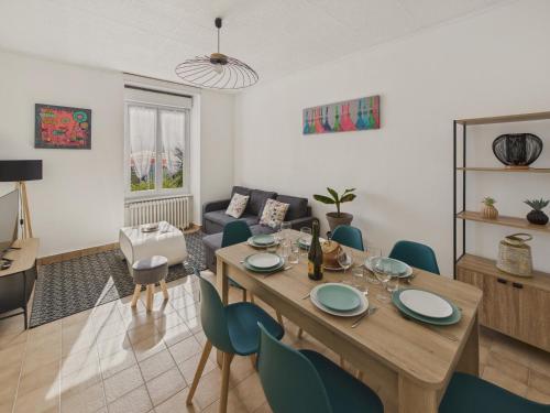 - un salon avec une table en bois et des chaises bleues dans l'établissement Maison pour 6 proche du port et de la plage, à Tréffiagat