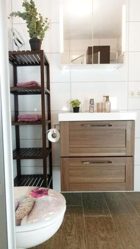 Ένα μπάνιο στο RELAX - APPARTEMENTS mit Pool und Sauna, Allgäu