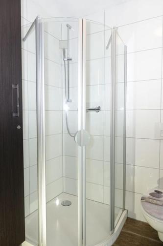 Ένα μπάνιο στο RELAX - APPARTEMENTS mit Pool und Sauna, Allgäu