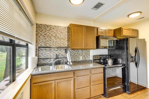 Η κουζίνα ή μικρή κουζίνα στο Golf Course Views Family Home with Yard in Salado!