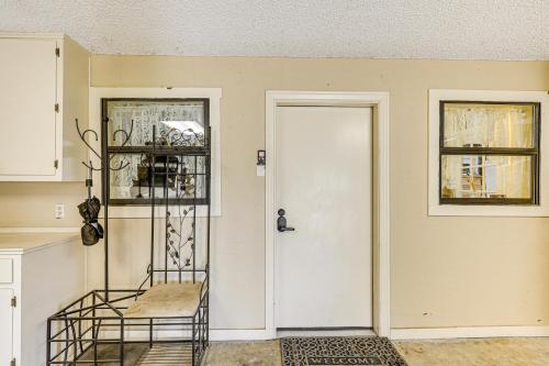 Η κουζίνα ή μικρή κουζίνα στο Golf Course Views Family Home with Yard in Salado!