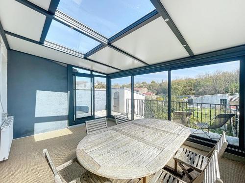 Cette grande chambre dispose d'une table et de chaises en bois. dans l'établissement Villa Océane, à Wimereux