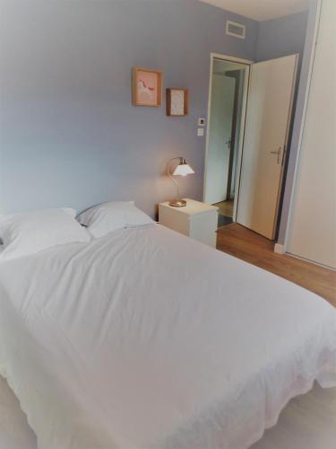 une chambre avec un grand lit blanc et un miroir dans l'établissement Belle maison T4 au calme - Jardin & Parking, à Tournefeuille