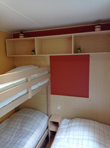- 2 lits superposés dans une petite chambre dans l'établissement Charming Mobile Home Campsite 3stars 40 min from Paris, à Saint-Chéron