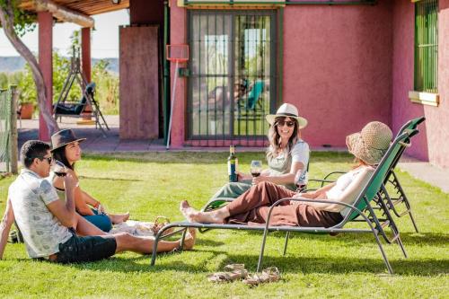 a group of people sitting in chairs in the grass at Casa de Campo Kagua Kolke 6Pax By Inside in Tupungato