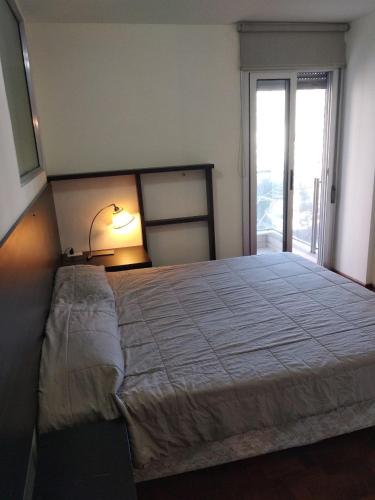 科尔多瓦Dpto Nueva Cordoba frente Palacio Ferreyra a 100mt Consulado España的一间卧室配有一张大床,光线充足