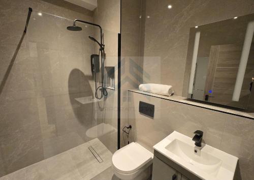 ein Badezimmer mit Dusche, Toilette und Waschbecken in der Unterkunft Bright Finchley Apartments - Perfect for Business & Leisure in Finchley