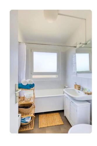 une salle de bain avec un lavabo, une baignoire et des toilettes dans l'établissement Séjour idéal dans ce cocon calme et cosy, à Rosny-sous-Bois