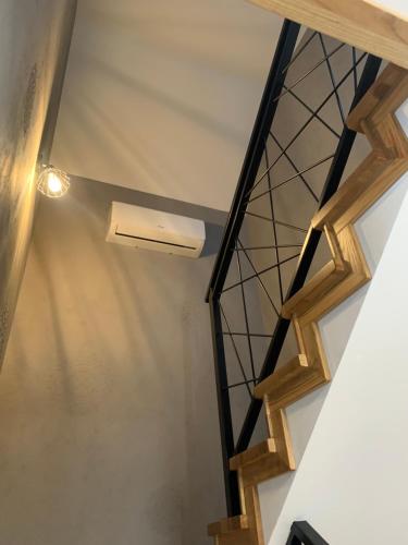 a room with a ceiling with a window at Domy Leśne Szumy na Roztoczu in Zwierzyniec