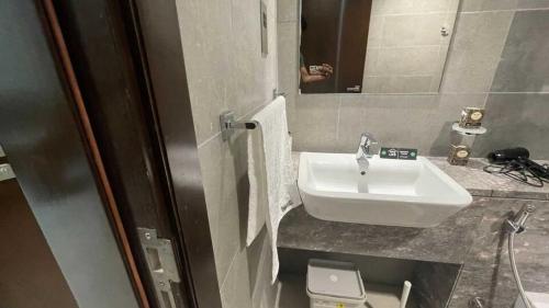 Ένα μπάνιο στο OYO HOME 1381 Premium 1 BHK With Balcony