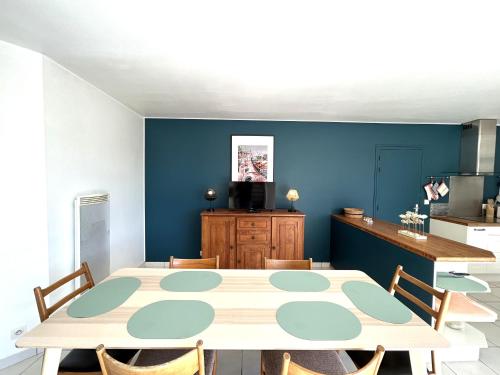 une salle à manger avec une table et des chaises dans l'établissement Maison 6 pièces 8 personnes proche plage du Fort-Bloqué - Wifi - EVA, à Ploemeur