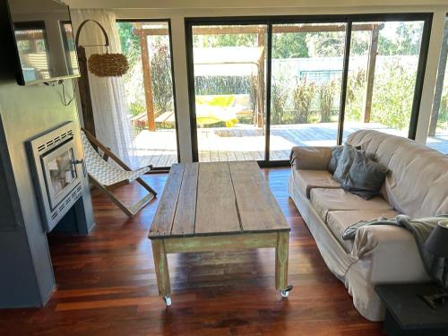 un salon avec un canapé et une table basse dans l'établissement Punta colorada, casa con jacuzzi dos baños, à Punta Colorada