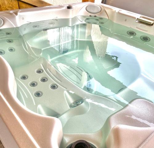 une fermeture d'une machine à coudre dans un évier dans l'établissement Maison à la campagne avec piscine et jacuzzi, à Cadouin