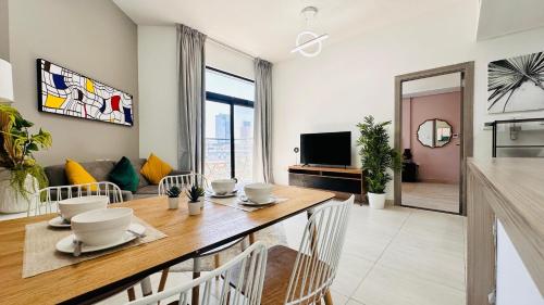 TV a/nebo společenská místnost v ubytování Premium 1-Bedroom Perla Apartment in JVC | Infinity Pool & Kids’ Play Area