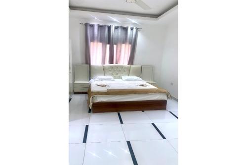 a small bedroom with a bed and a window at OYO 157 Dream Barka Hotel in Barka