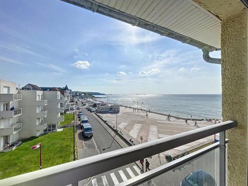 un balcon avec vue sur la plage et l'océan dans l'établissement Le murmure des vagues - appartement vue mer - idéal télétravail, à Wimereux