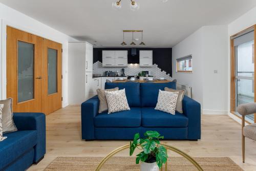 Χώρος καθιστικού στο Flatzy - Prime City Apartment with Free Parking & Ping Pong Table