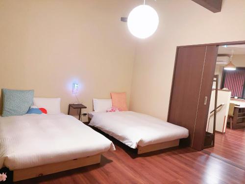 Postel nebo postele na pokoji v ubytování 桃夭庵 touyouan momo house kujo 一棟貸切