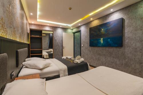 Postel nebo postele na pokoji v ubytování Dolce Vita Suite Hotel
