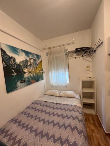 une chambre avec un lit et un tableau au mur dans l'établissement Casa Sur H1, à Cordoue