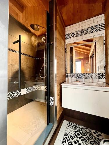 une salle de bain avec douche et lavabo dans l'établissement Les Brimbelles, détente & spa, au cœur des Vosges, à Ventron