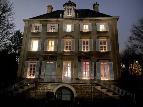 une vieille maison éclairée la nuit dans l'établissement Appartement collonges bord de Saône, à Collonges-au-Mont-dʼOr