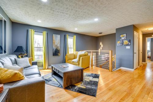 Χώρος καθιστικού στο 1 Mi to Dtwn Lynchburg Charming Family Home!