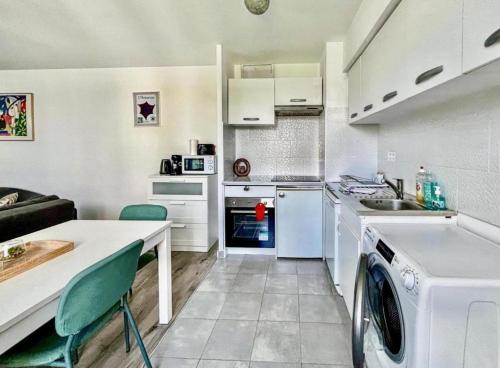 - une cuisine avec lave-linge et sèche-linge dans la chambre dans l'établissement Disneyland Paris - Serris - 6 people, à Serris