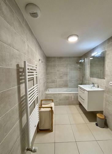 une salle de bain avec toilettes, lavabo et baignoire dans l'établissement Grand T4 lumineux en plein coeur de Châtel - Multipass inclu, à Châtel